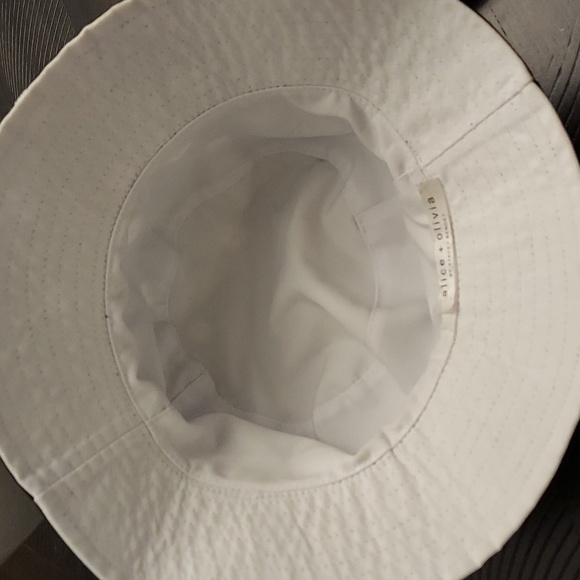 ALICE + OLIVIA by Stacey Bendet Daisy Reversible Bucket Hat - Picture 6 of 10